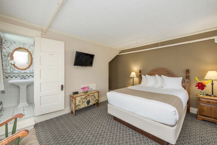 Classic Queen Bed (5 of 18)