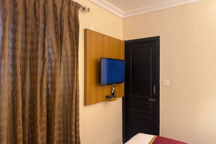 Room 9 of 18