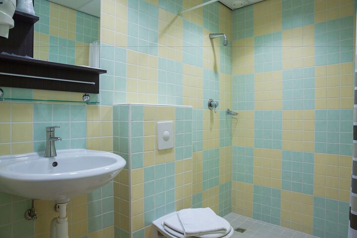 Room 34 of 40