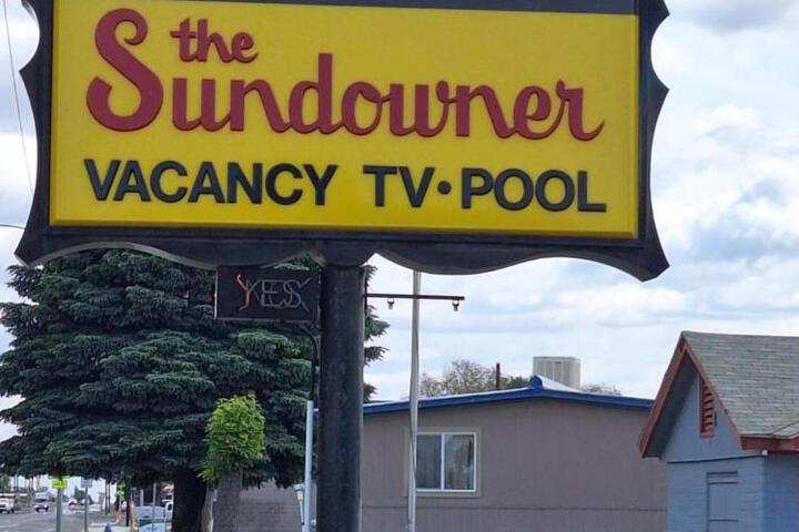 Exterior of Sundowner Motel