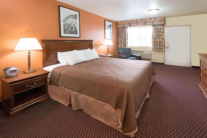 1 King Bed Accessible (10 of 19)