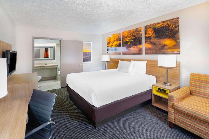 1 King Bed (17 of 21)