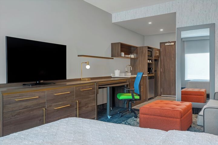 1 Queen Bed Studio Suite with Sofa Bed (6 of 20)