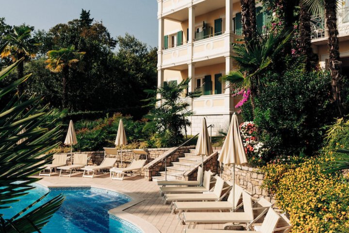 Hotel with Pool