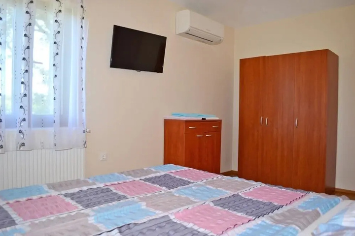 Room 6 of 16