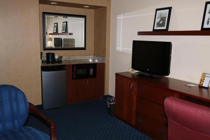 1 King Bed (3 of 10)