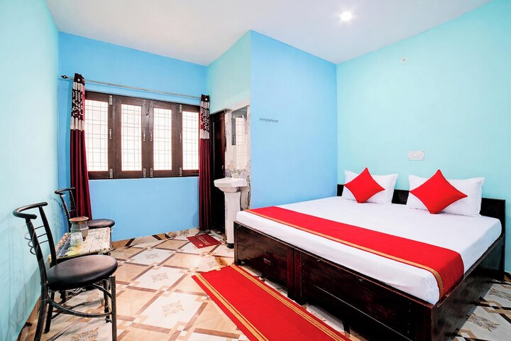 Room 4 of 12