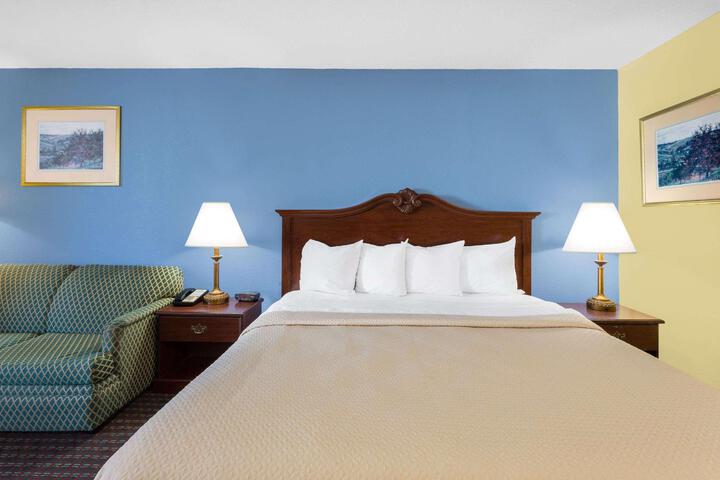 1 King Bed (3 of 7)