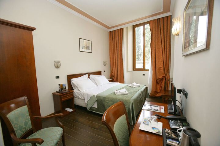 Room 33 of 98