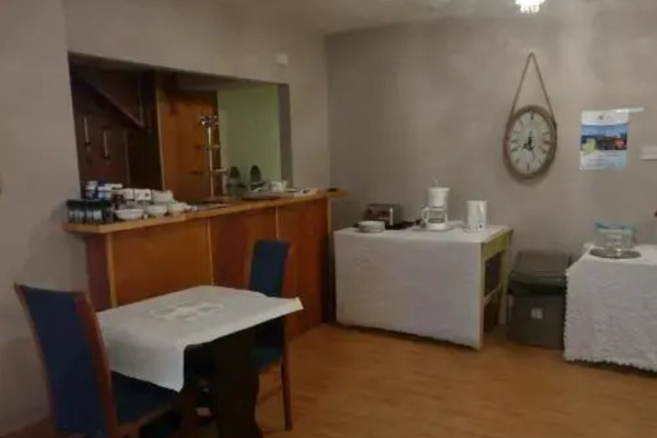 Dining 8 of 8