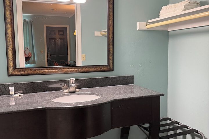 Room 25 of 28