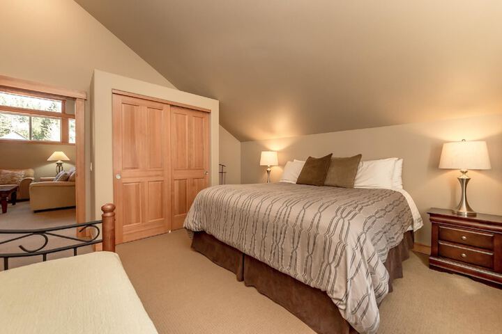 Room 7 of 32