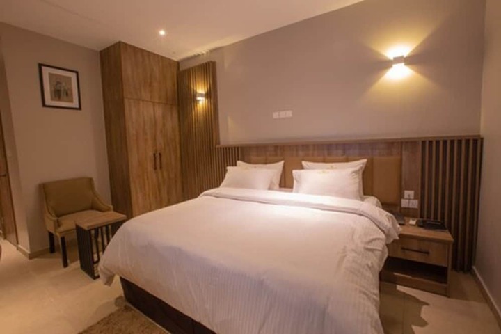 Room 10 of 24