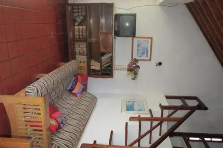Room 6 of 13