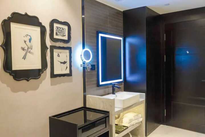 Room 32 of 42