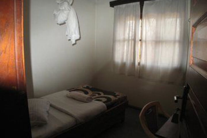 Room 4 of 13