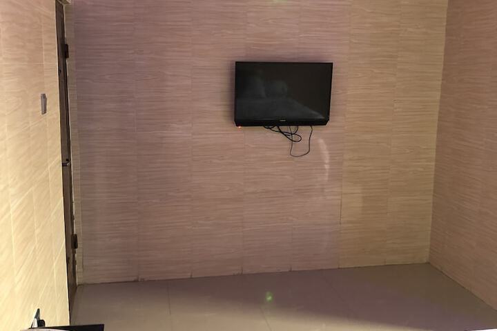 Room 5 of 11