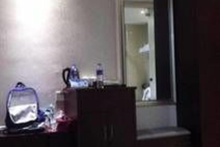 Room 2 of 40