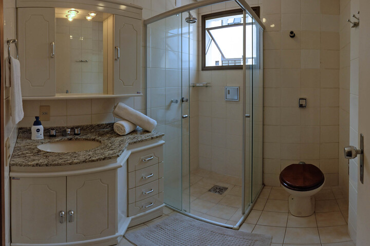 Room 4 of 12