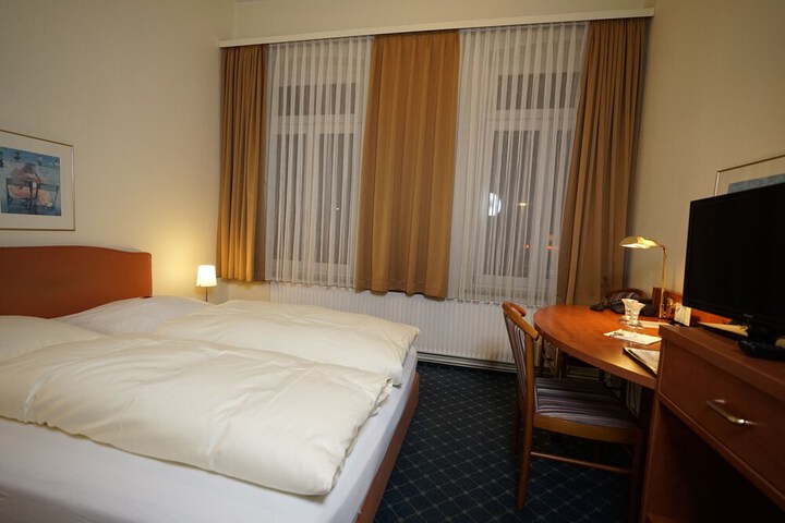 Room 16 of 50