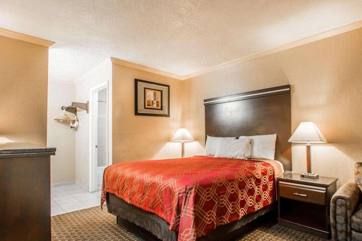 1 Queen Bed (13 of 19)