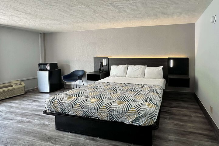 1 King Bed Micfridge (5 of 14)