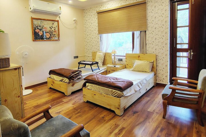 Room 4 of 12