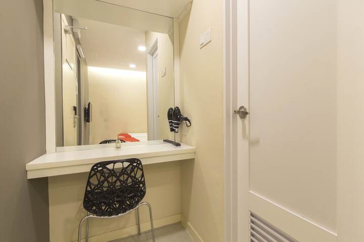 Room 17 of 27