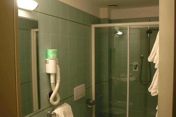Room 16 of 42