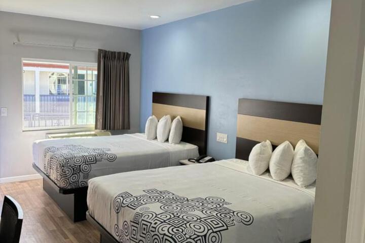 2 Queen Beds (7 of 8)