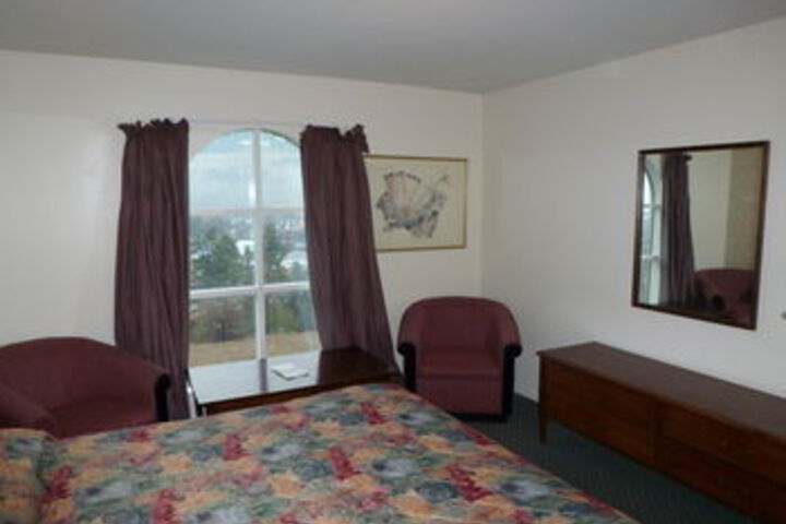 Room 8 of 18