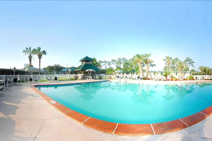 Hotel with Pool
