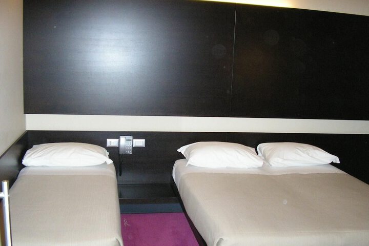Room 12 of 32