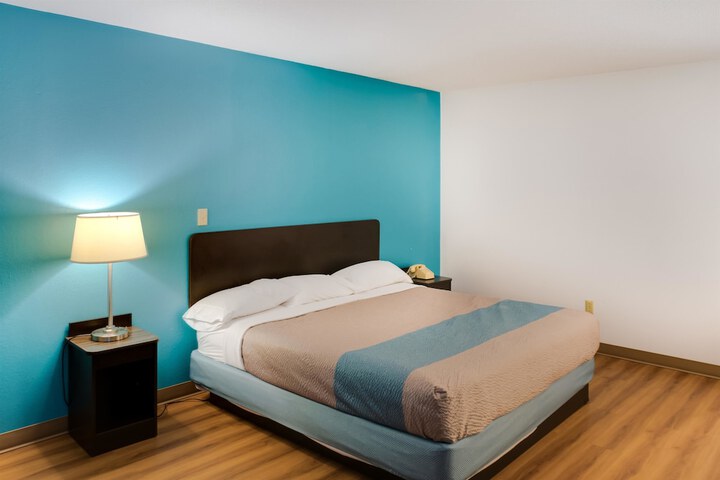 1 King Bed (4 of 7)