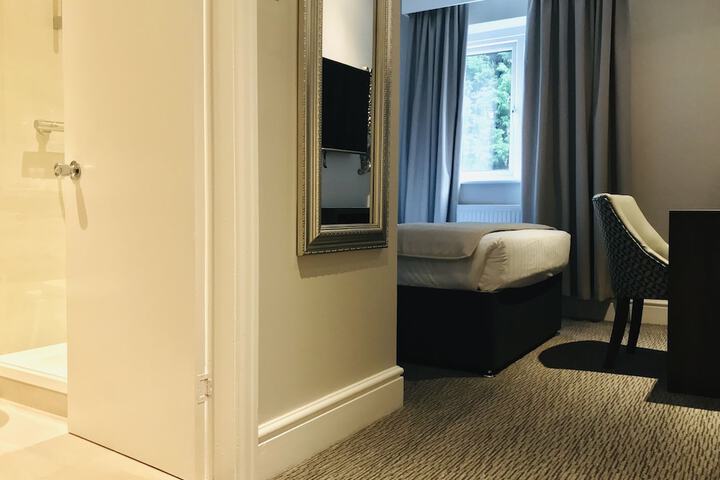 Room 3 of 105