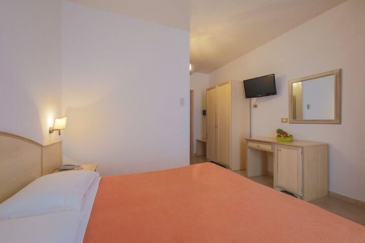 Room 12 of 37