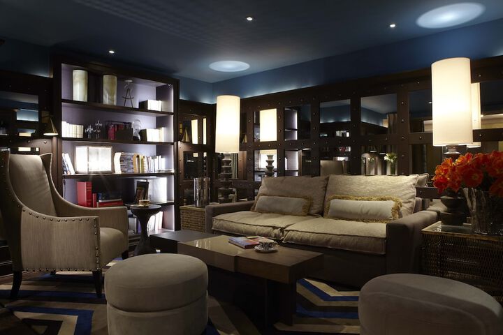 Lounge 47 of 54