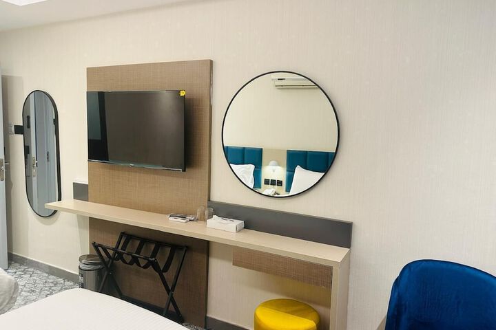 Room 9 of 33