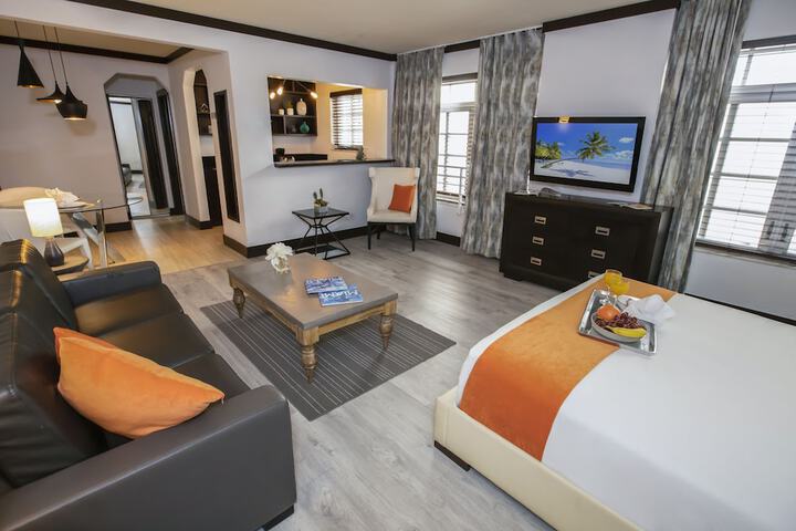 Studio Queen Bed (2 of 44)