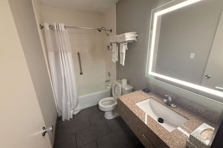 Room 32 of 68