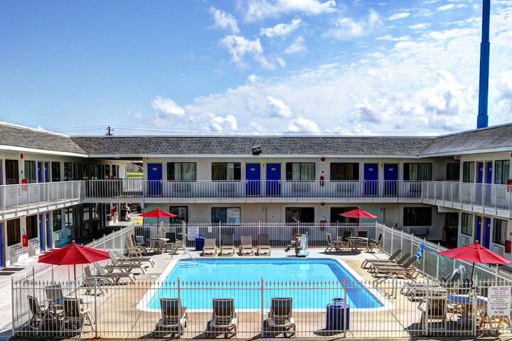 Pool Hotel