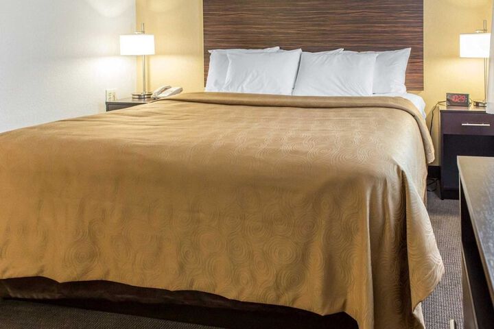 1 Queen Bed Suite (2 of 21)
