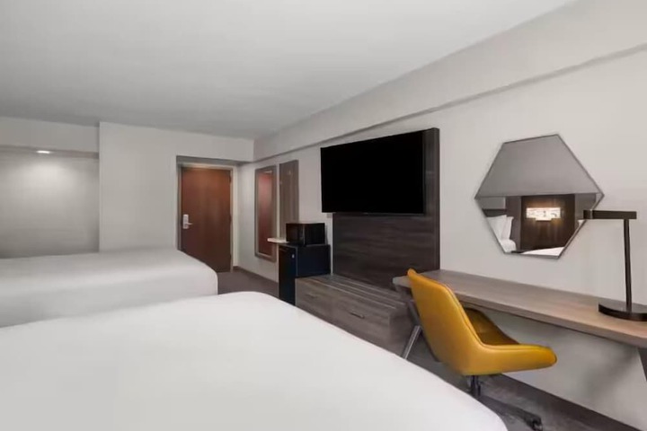 Room 10 of 37