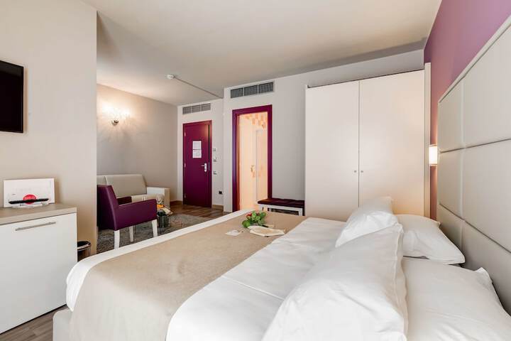 Room 9 of 97