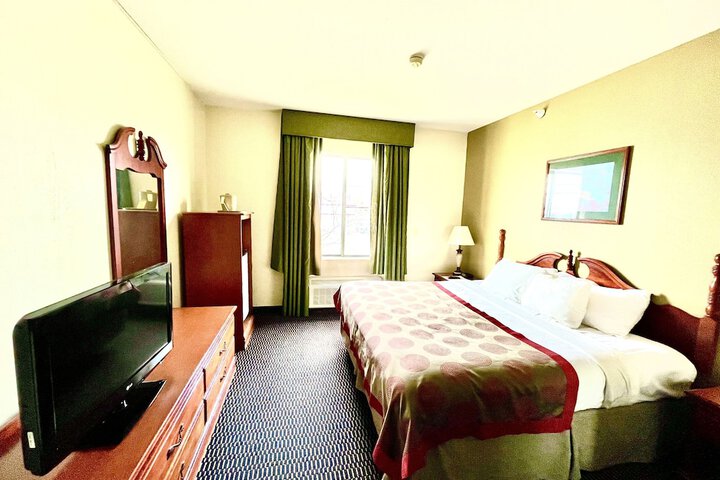 1 King Bed (2 of 20)
