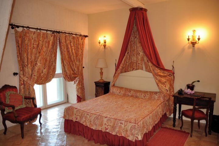 Room 8 of 18