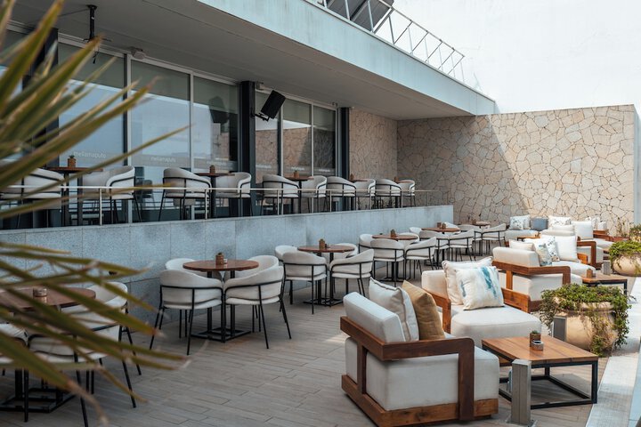 Lounge 53 of 60