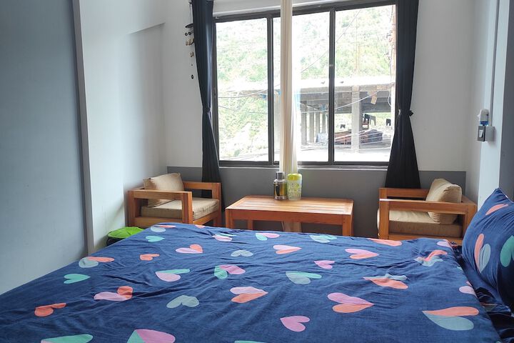 Room 5 of 9