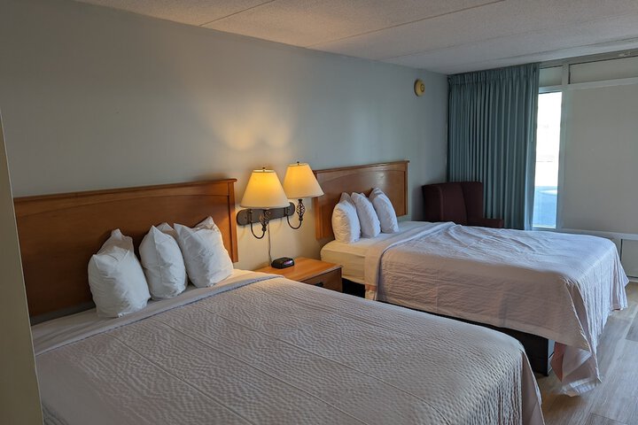 1 Queen Bed (4 of 14)