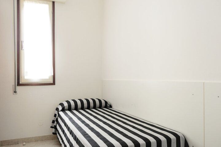 Room 4 of 25